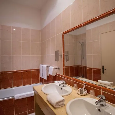 Chateau Des Ducs De Joyeuse, Bw Signature Collection מלון 4*